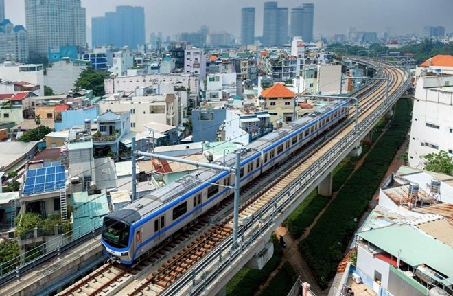 Đoàn tàu Metro số 1 chạy thử nghiệm qua đoạn cầu Sài Gòn thuộc Quận Bình Thạnh